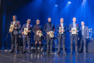 na zdjęciu osoby na scenie