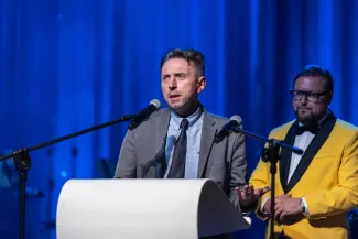 na zdjęciu osoby na scenie