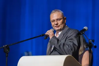 na zdjęciu osoby na scenie