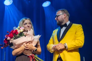 na zdjęciu osoby na scenie