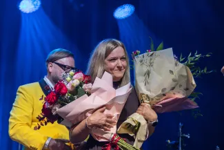 na zdjęciu osoby na scenie