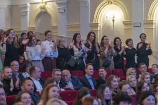 na zdjęciu osoby na scenie