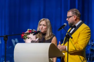 na zdjęciu osoby na scenie