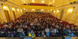 na zdjęciu osoby na scenie