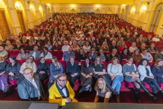 na zdjęciu osoby na scenie