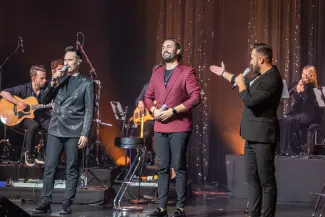 na zdjęciu osoby na scenie