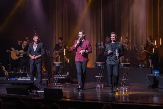 na zdjęciu osoby na scenie