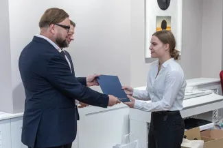 na zdjęciu osoby podczas uroczystości