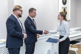 na zdjęciu osoby podczas uroczystości