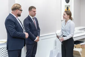 na zdjęciu osoby podczas uroczystości