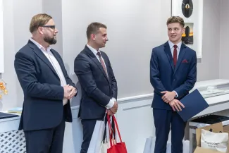 na zdjęciu osoby podczas uroczystości