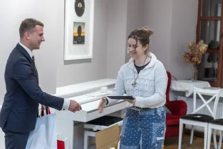 na zdjęciu osoby podczas uroczystości