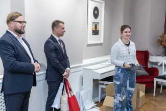 na zdjęciu osoby podczas uroczystości