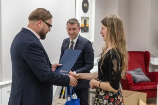 na zdjęciu osoby podczas uroczystości