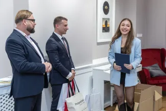 na zdjęciu osoby podczas uroczystości