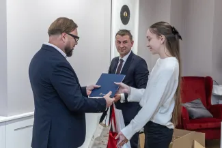 na zdjęciu osoby podczas uroczystości