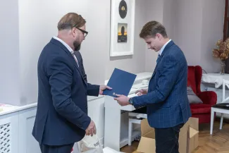 na zdjęciu osoby podczas uroczystości