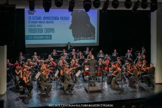 na zdjęciu artyści na scenie
