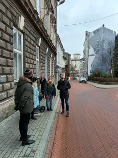 Zdjęcie przedstawiające grupę ludzi na ulicy