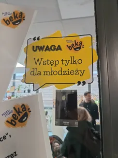 Zdjęcie przedstawiające napis na drzwiach "Uwaga, wstęp tylko dla młodzieży" 