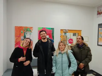 Zdjęcie przedstawiające grupę ludzi w galerii sztuki