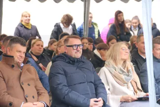 Na zdjęciu uroczystość odsłonięcie muralu oraz otwarcie bieżni lekkoatletycznej w Szkole Podstawowej nr 29 w BB