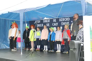 Na zdjęciu uroczystość odsłonięcie muralu oraz otwarcie bieżni lekkoatletycznej w Szkole Podstawowej nr 29 w BB