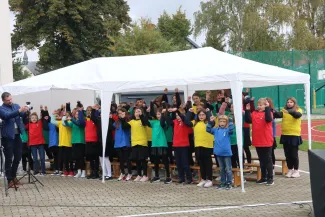 Na zdjęciu uroczystość odsłonięcie muralu oraz otwarcie bieżni lekkoatletycznej w Szkole Podstawowej nr 29 w BB