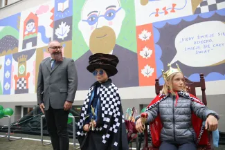 Na zdjęciu uroczystość odsłonięcie muralu oraz otwarcie bieżni lekkoatletycznej w Szkole Podstawowej nr 29 w BB
