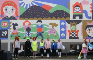 Na zdjęciu uroczystość odsłonięcie muralu oraz otwarcie bieżni lekkoatletycznej w Szkole Podstawowej nr 29 w BB