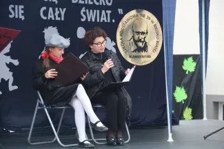Na zdjęciu uroczystość odsłonięcie muralu oraz otwarcie bieżni lekkoatletycznej w Szkole Podstawowej nr 29 w BB