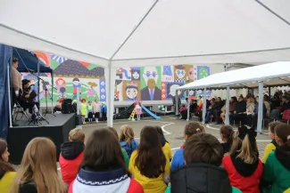 Na zdjęciu uroczystość odsłonięcie muralu oraz otwarcie bieżni lekkoatletycznej w Szkole Podstawowej nr 29 w BB