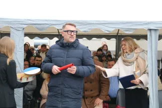 Na zdjęciu uroczystość odsłonięcie muralu oraz otwarcie bieżni lekkoatletycznej w Szkole Podstawowej nr 29 w BB