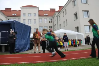 Na zdjęciu uroczystość odsłonięcie muralu oraz otwarcie bieżni lekkoatletycznej w Szkole Podstawowej nr 29 w BB