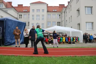 Na zdjęciu uroczystość odsłonięcie muralu oraz otwarcie bieżni lekkoatletycznej w Szkole Podstawowej nr 29 w BB