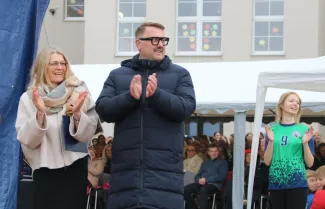 Na zdjęciu uroczystość odsłonięcie muralu oraz otwarcie bieżni lekkoatletycznej w Szkole Podstawowej nr 29 w BB