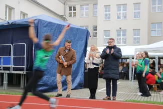 Na zdjęciu uroczystość odsłonięcie muralu oraz otwarcie bieżni lekkoatletycznej w Szkole Podstawowej nr 29 w BB
