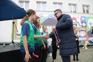 Na zdjęciu uroczystość odsłonięcie muralu oraz otwarcie bieżni lekkoatletycznej w Szkole Podstawowej nr 29 w BB