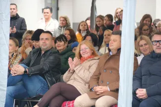 Na zdjęciu uroczystość odsłonięcie muralu oraz otwarcie bieżni lekkoatletycznej w Szkole Podstawowej nr 29 w BB