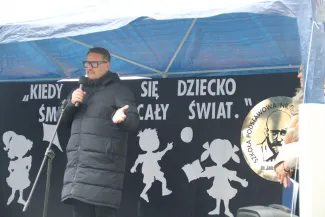 Na zdjęciu uroczystość odsłonięcie muralu oraz otwarcie bieżni lekkoatletycznej w Szkole Podstawowej nr 29 w BB