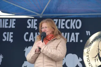 Na zdjęciu uroczystość odsłonięcie muralu oraz otwarcie bieżni lekkoatletycznej w Szkole Podstawowej nr 29 w BB