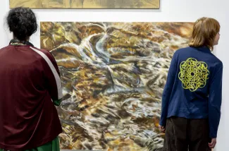 Wernisaż wystawy - osoby oglądające obrazy