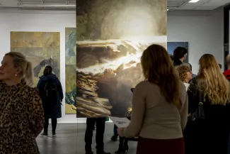 Wernisaż wystawy - osoby oglądające obrazy