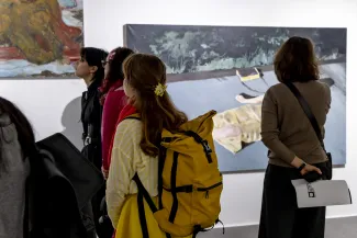 Wernisaż wystawy - osoby oglądające obrazy