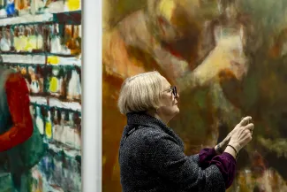 Wernisaż wystawy - osoby oglądające obrazy