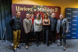 na zdjęciu sala kinowa z ludźmi