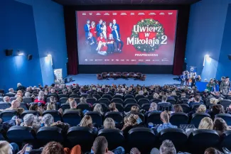 na zdjęciu sala kinowa z ludźmi