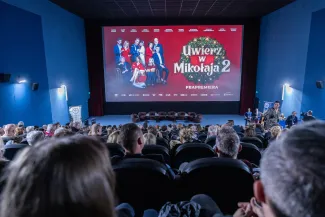 na zdjęciu sala kinowa z ludźmi