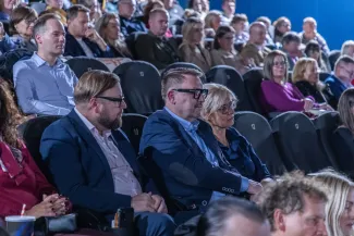 na zdjęciu sala kinowa z ludźmi