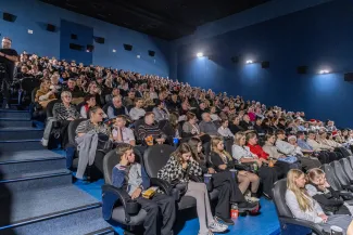 na zdjęciu sala kinowa z ludźmi